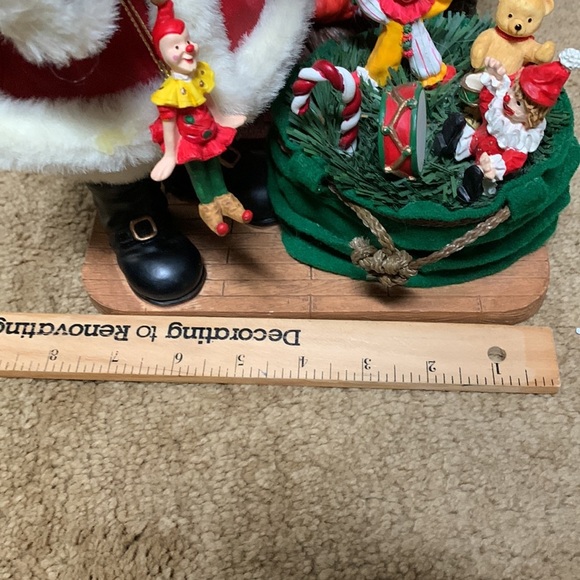 Kirkland Signature Fabric Mache Santa by the Fireplace Vintage - Picture 11 of 14